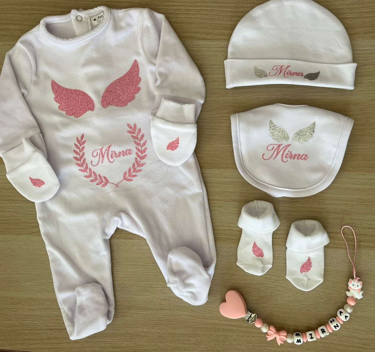 #26 Trousseau – Cadeau de naissance personnalisé 6 pièces ailes